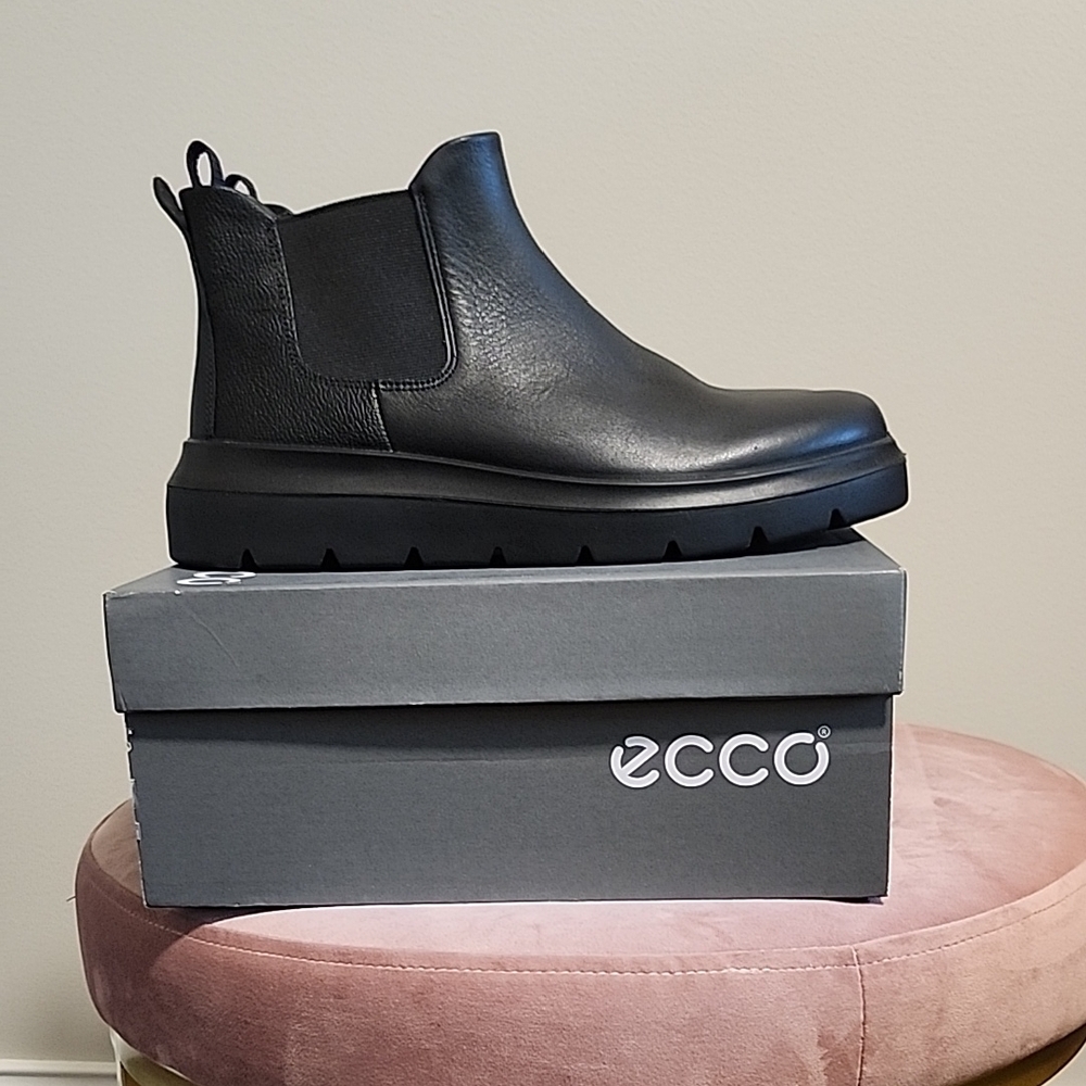 Ecco Sleek Black Leather Chelsea Boots - Like New!